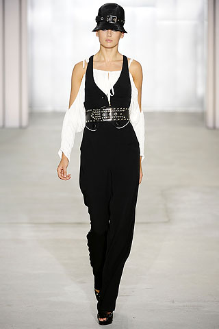 Шляпка на показе Temperley London Шляпка на показе Temperley London