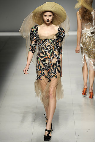 Шляпы на показе Vivienne Westwood Шляпы на показе Vivienne Westwood