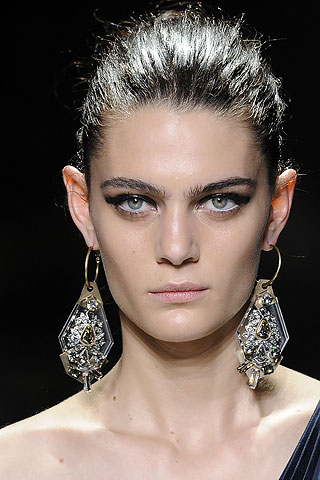 Серьги на показе Lanvin Серьги на показе Lanvin