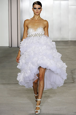 Белое платье с пышной юбкой от Temperley London Белое платье с пышной юбкой от Temperley London
