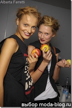 Модели Anna Jagodzinska и Toni Garrn.