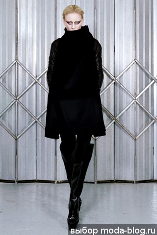 Пальто и ботфорты от Gareth Pugh Пальто и ботфорты от Gareth Pugh